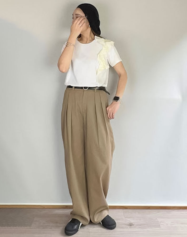 『チノバレルレッグタックパンツ』の写真