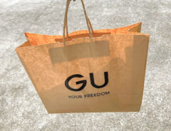 『GU』の紙袋の写真