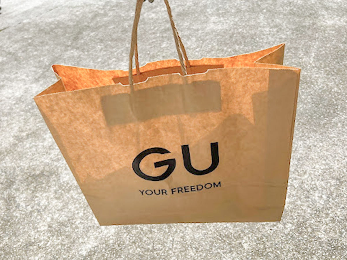 『GU』の紙袋の写真