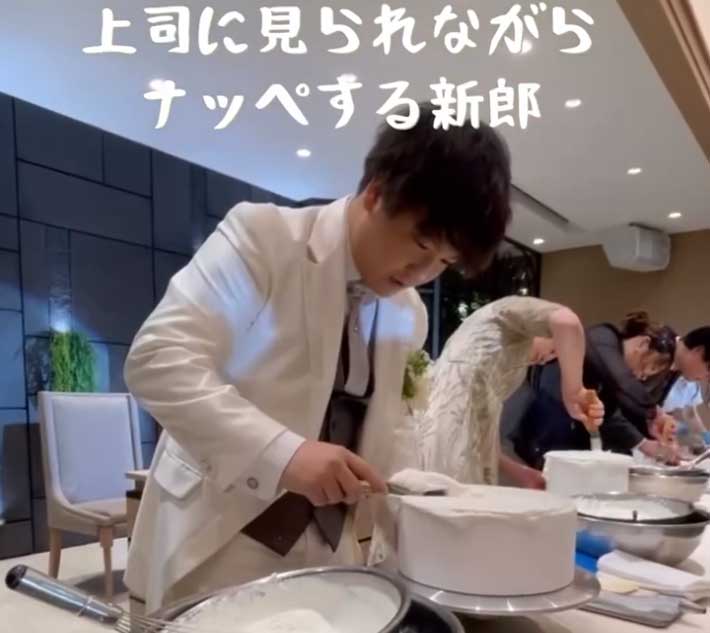 生クリームをケーキに塗る夫