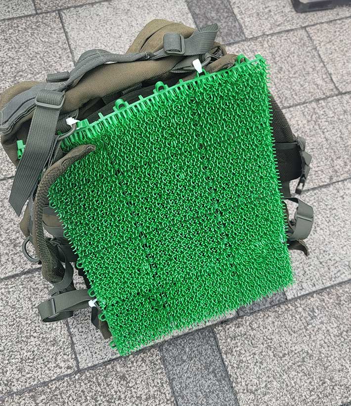 リュックに人工芝を付けた様子の写真