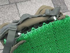 リュックに人工芝を付けた様子の写真