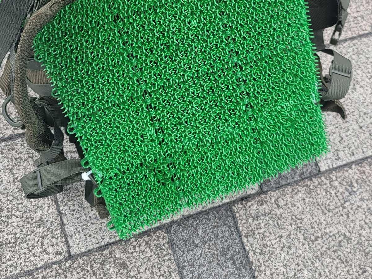 リュックに人工芝を付けた様子の写真