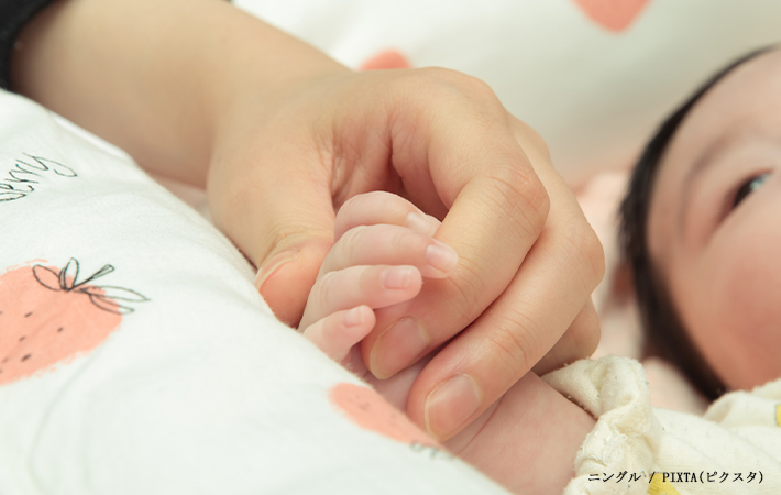 赤ちゃんと親の手