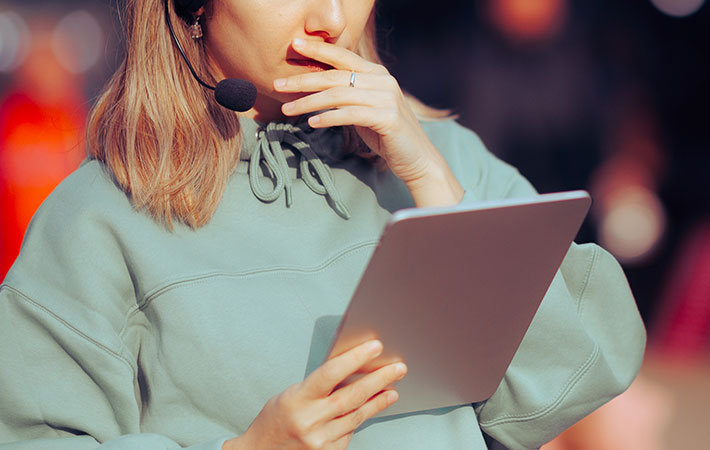 タブレットを見る女性の写真