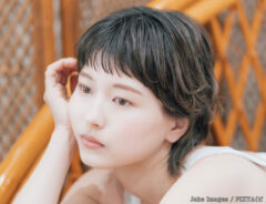 考え事をする女性の写真