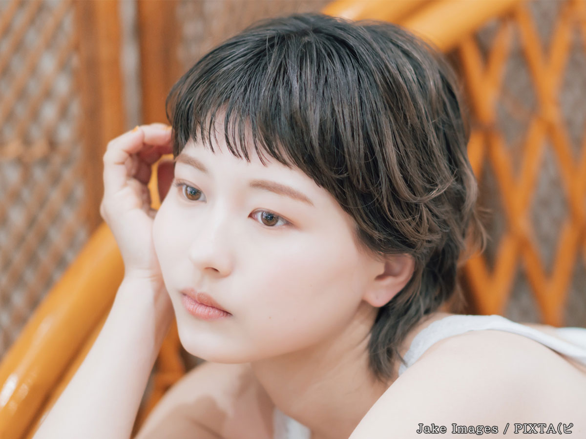 考え事をする女性の写真