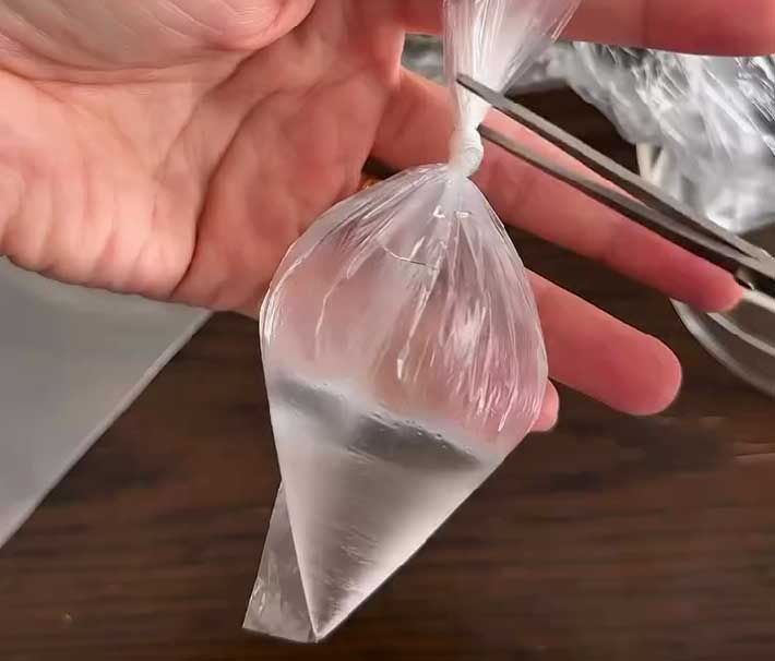 水を入れたポリ袋