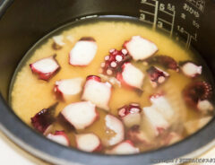 タコ飯を作る写真