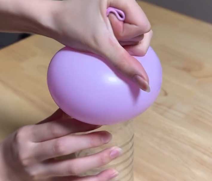 ペットボトルに風船を取りつける