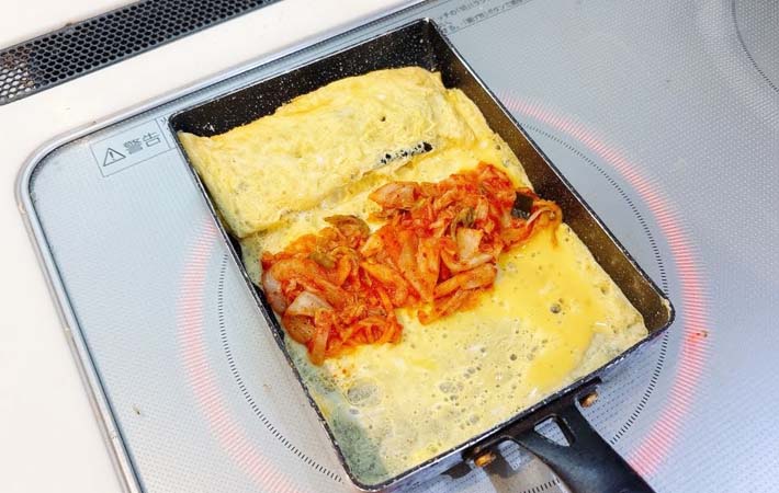 『キムチの玉子焼き』を作る写真