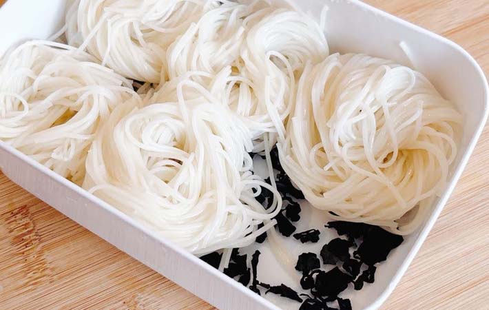 『そうめん弁当にちょいたしわかめ』を作る写真