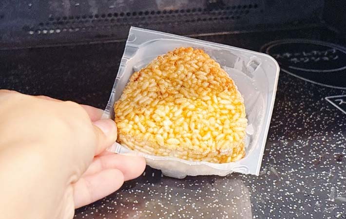 『冷やし焼きおにぎり茶づけ』を作る写真