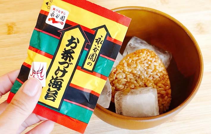 『冷やし焼きおにぎり茶づけ』を作る写真