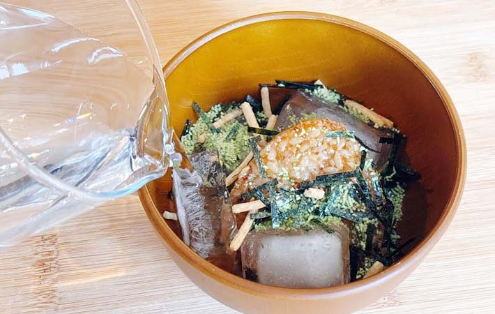 『冷やし焼きおにぎり茶づけ』を作る写真