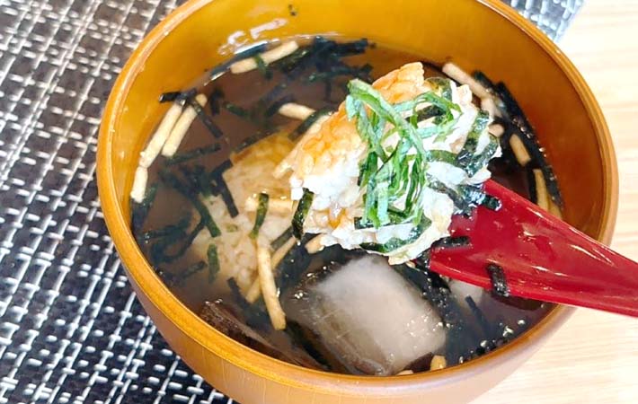 『冷やし焼きおにぎり茶づけ』の完成写真