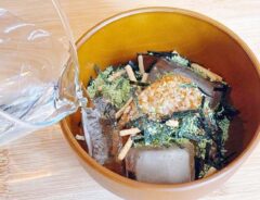 『冷やし焼きおにぎり茶づけ』を作る写真