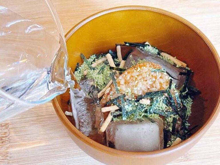 『冷やし焼きおにぎり茶づけ』を作る写真