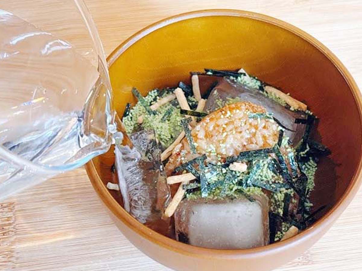 『冷やし焼きおにぎり茶づけ』を作る写真