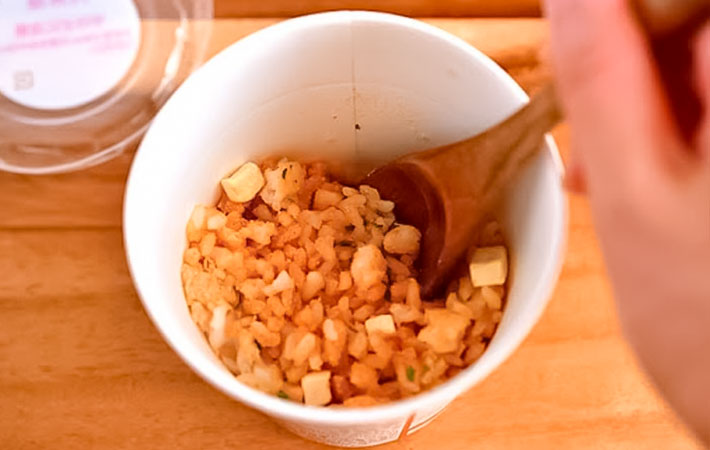 『カップdeごはん　いざ米（まい）る　麻婆豆腐ごはん』＜中辛＞を作る写真