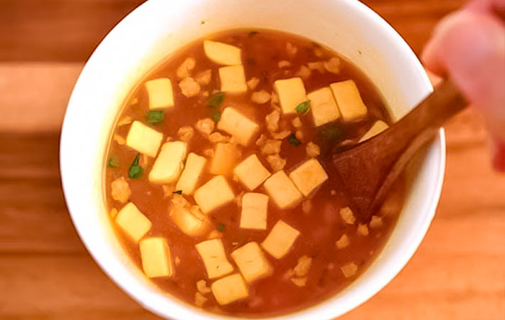 『カップdeごはん　いざ米（まい）る　麻婆豆腐ごはん』＜中辛＞を作る写真