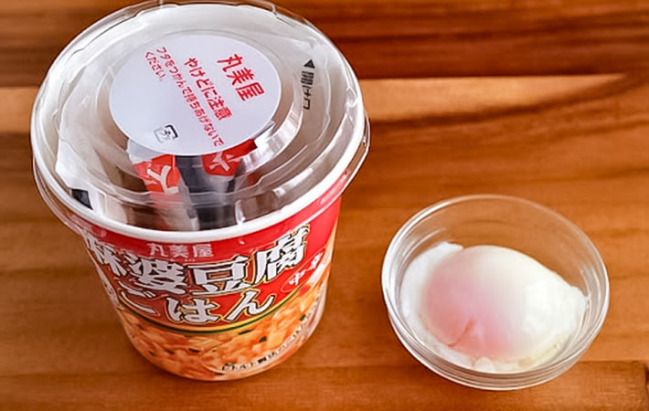 『カップdeごはん　いざ米（まい）る　麻婆豆腐ごはん』＜中辛＞を作る写真