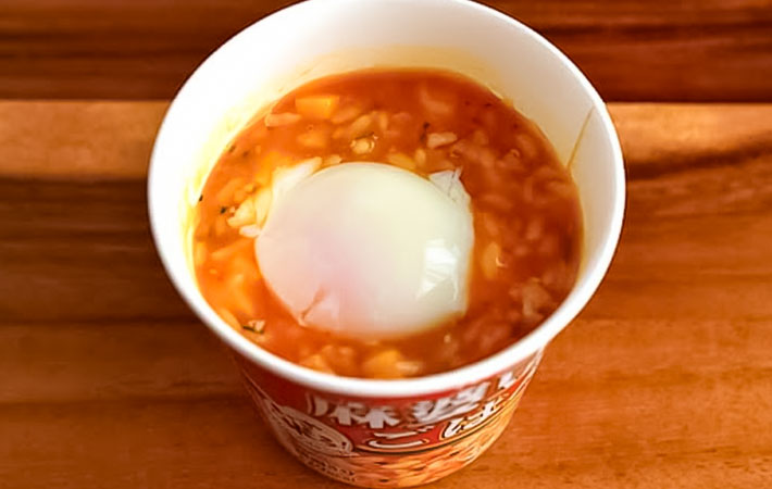『カップdeごはん　いざ米（まい）る　麻婆豆腐ごはん』＜中辛＞をアレンジしている写真