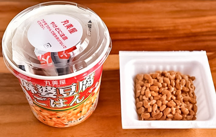 『カップdeごはん　いざ米（まい）る　麻婆豆腐ごはん』＜中辛＞をアレンジしている写真