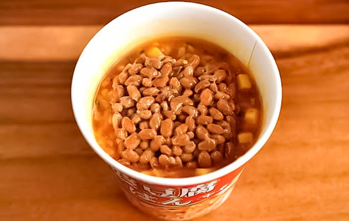 『カップdeごはん　いざ米（まい）る　麻婆豆腐ごはん』＜中辛＞をアレンジしている写真