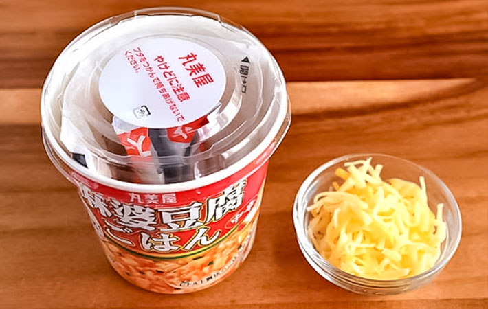 『カップdeごはん　いざ米（まい）る　麻婆豆腐ごはん』＜中辛＞をアレンジしている写真