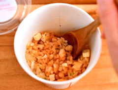 『カップdeごはん　いざ米（まい）る　麻婆豆腐ごはん』＜中辛＞を作る写真