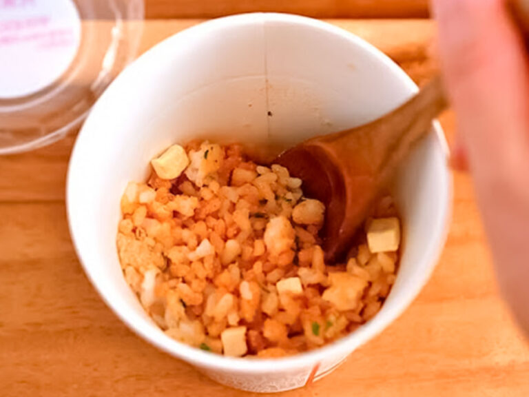 『カップdeごはん いざ米(まい)る 麻婆豆腐ごはん』<中辛>を作る写真