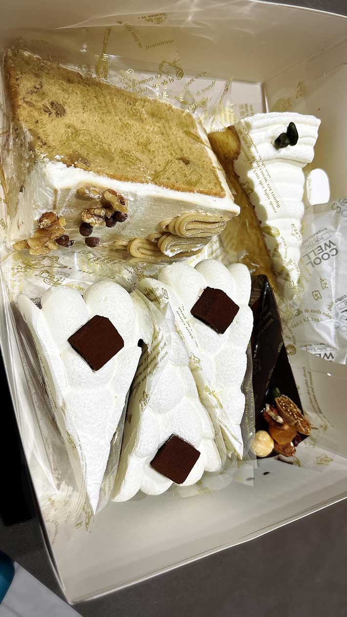 冷蔵庫のケーキの箱