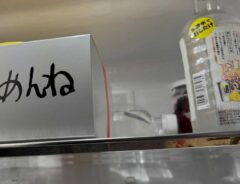 冷蔵庫のケーキの箱