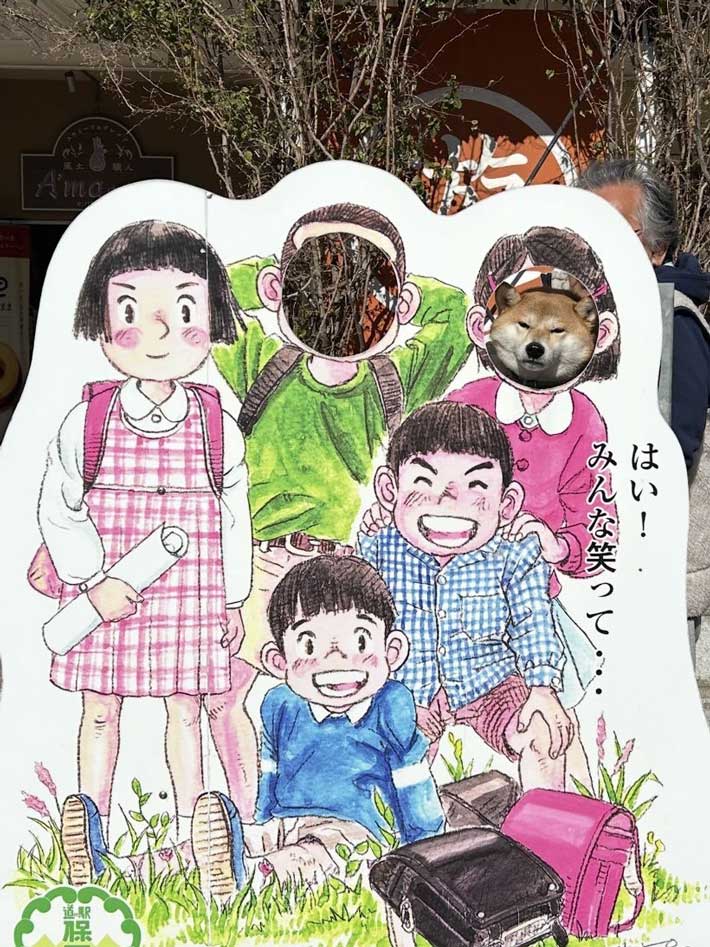 顔はめパネルから顔を出す犬