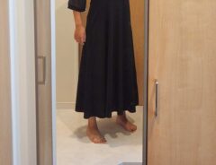 ドレスを着る女性