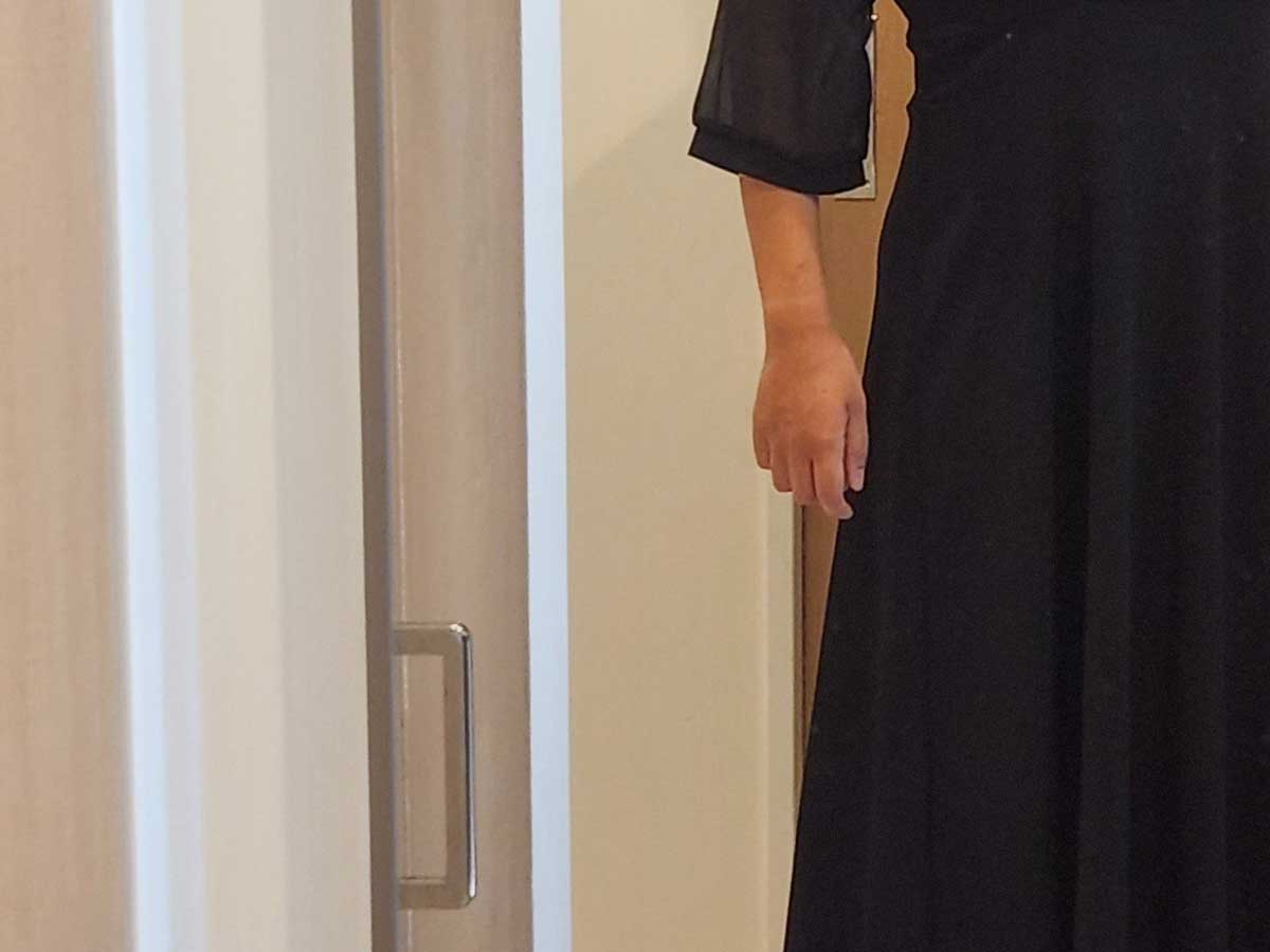 ドレスを着た女性