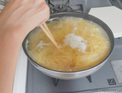 パスタをゆでる写真
