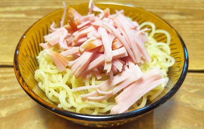 ハムのせ冷やし中華の写真