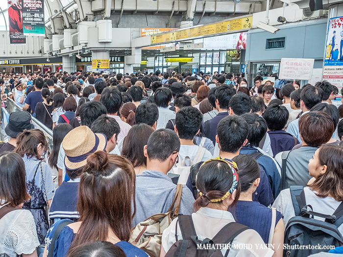 混雑する東京駅の写真