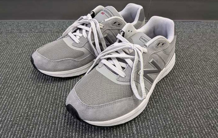 筆者が購入したWalking Fresh Foam 880を床に置いているの写真