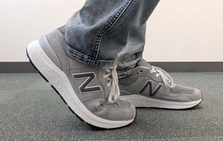 筆者が購入したWalking Fresh Foam 880を筆者が履いている。