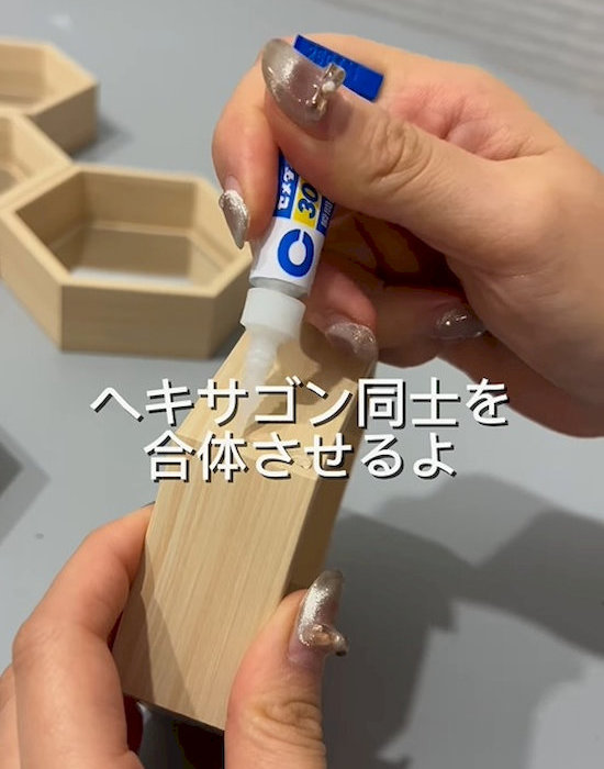 ウッドスタイルヘキサゴンに接着剤を塗る様子