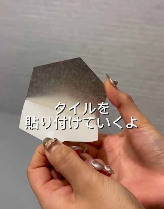 ミラー風タイルシールのテープをはがす様子