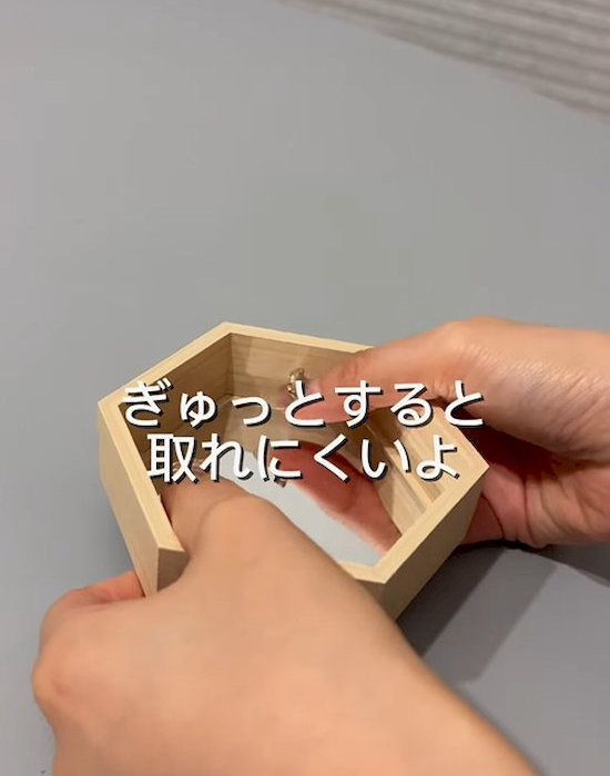 ウッドスタイルヘキサゴンの底面にミラー風タイルシールを張り付ける様子
