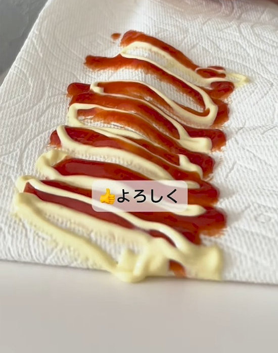 ケチャップとマヨネーズが付いたキッチンペーパー