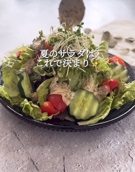大葉ゴマドレッシングをサラダにかけている様子