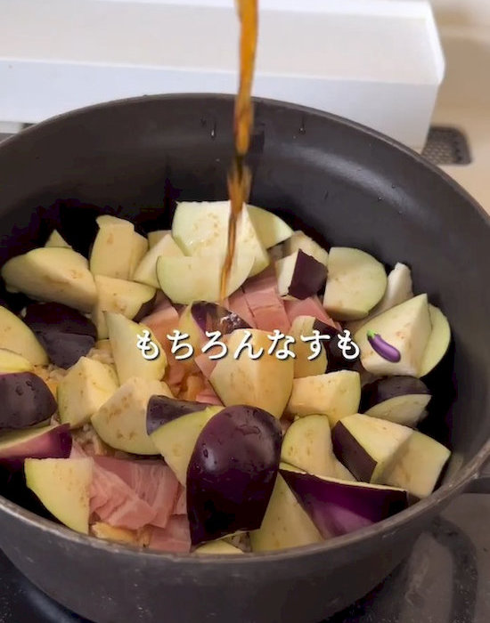 鍋に材料と調味料を入れている様子