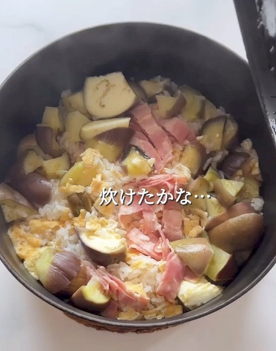 ナスの炊き込みご飯が炊けた様子