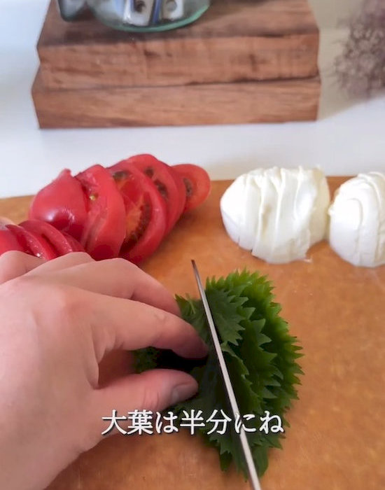 大葉をカットしている様子
